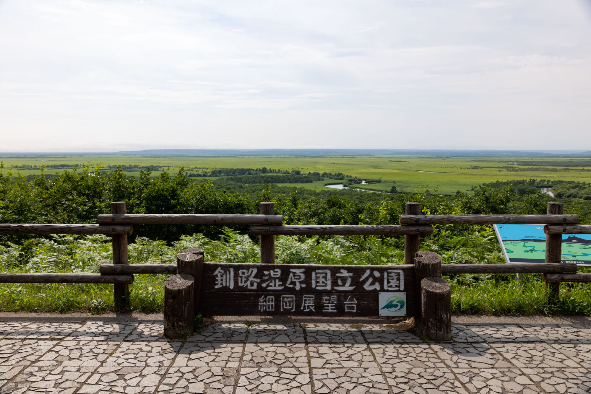 見渡す限り広大な湿原が見られる、釧路湿原の細岡展望台の写真。