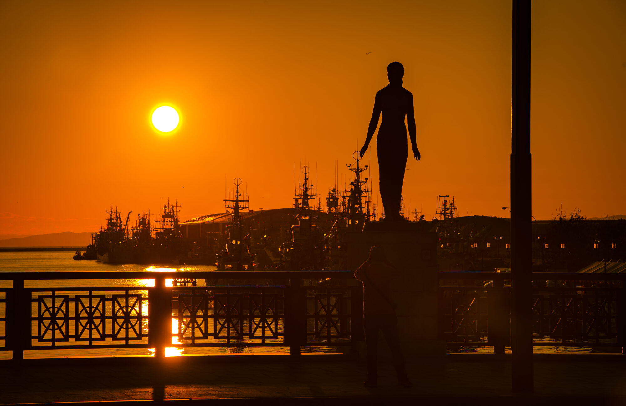 釧路・幣舞橋からみた夕日の写真