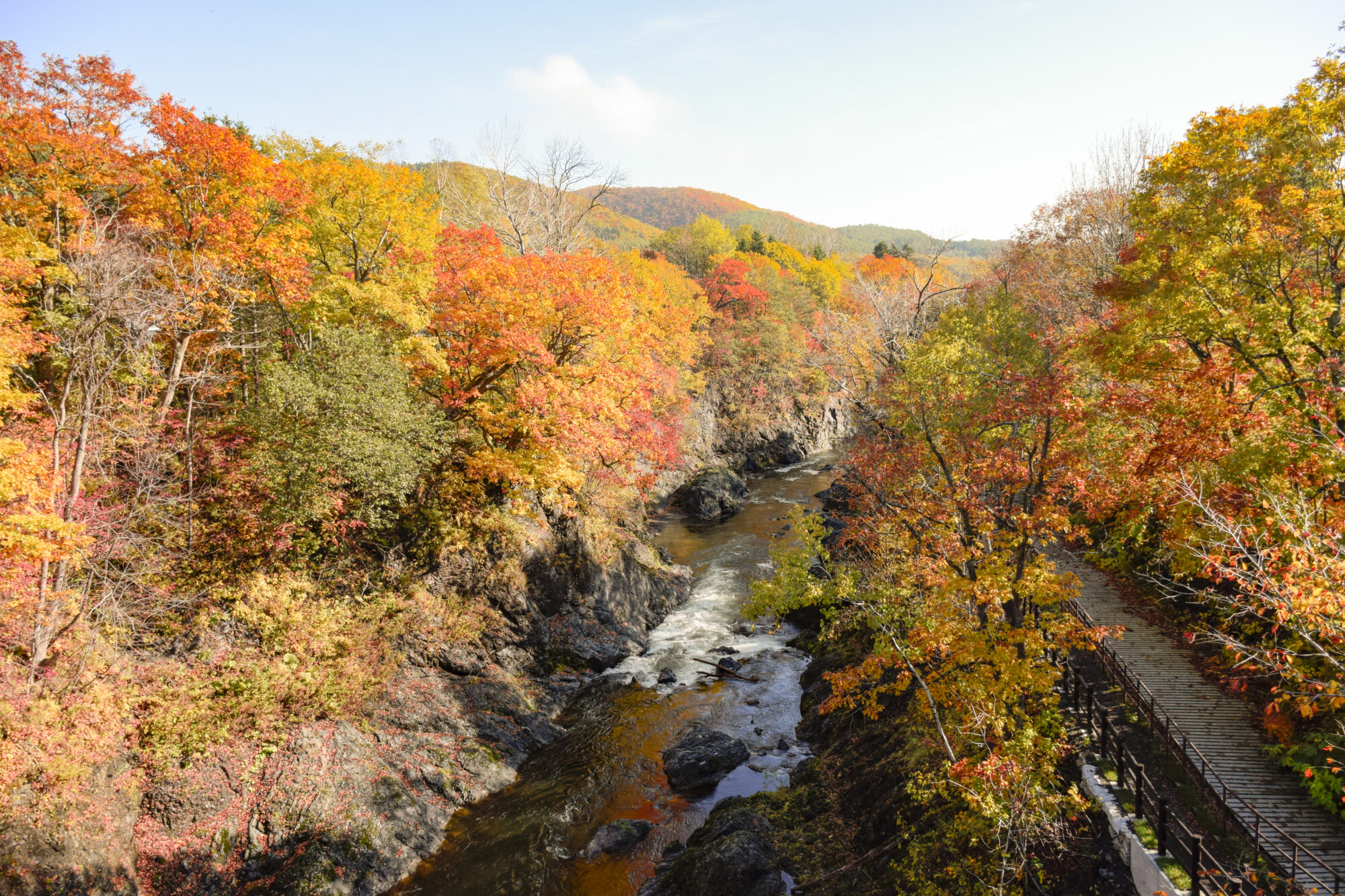 紅葉の見頃を迎えた滝上渓谷・錦仙峡(きんせんきょう)の様子