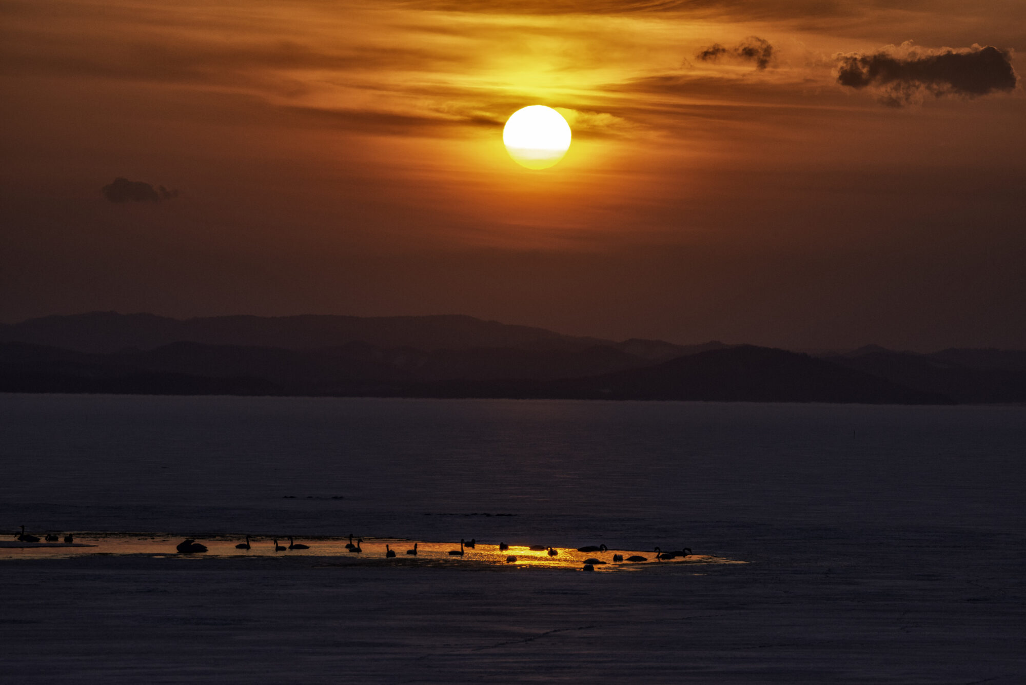 サロマ湖・サロマ湖サンセットパーキングからみた水平線に沈む夕日