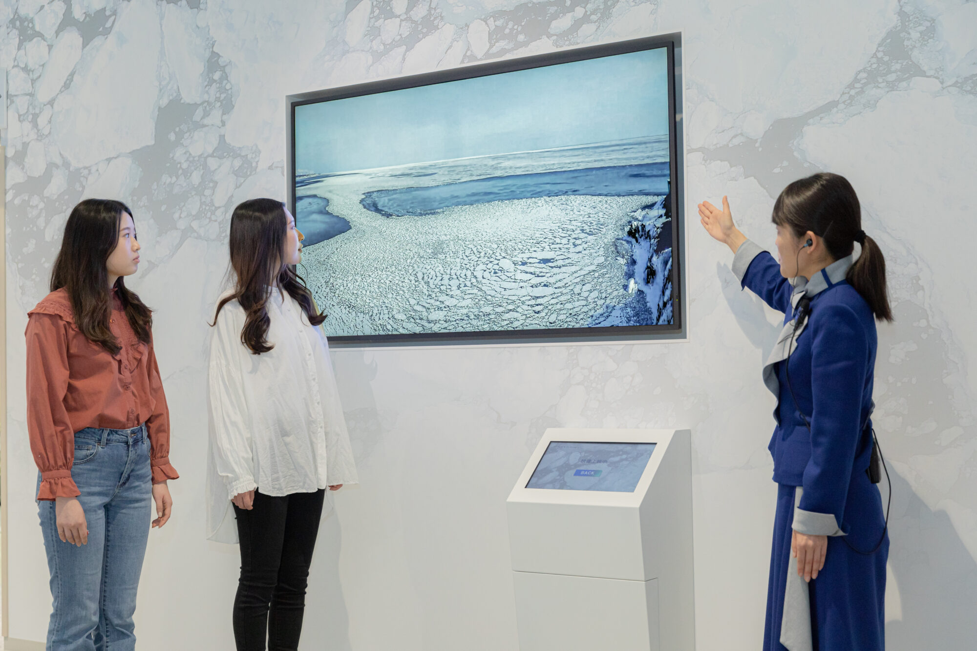 オホーツク流氷館の流氷不思議ガイドの様子