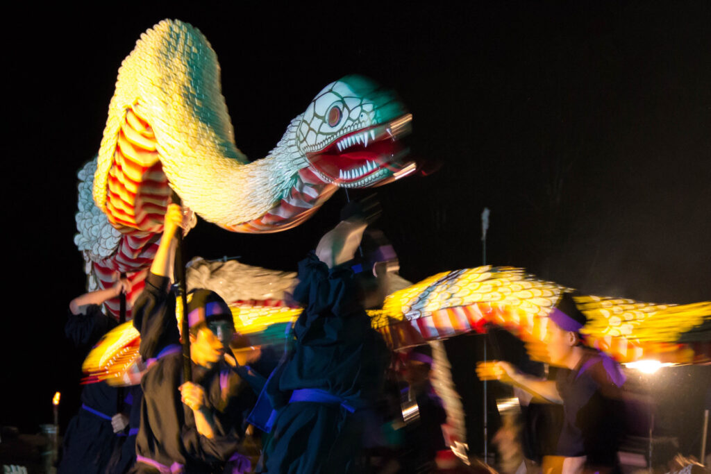 鹿追】神秘の湖、然別湖を舞台に白蛇と姫が舞う幻想的な夏祭り | ひがし北海道 旅広場